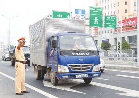 A policeman directs a truck in Ha Noi. Authorities have been instructed to prevent road accidents amid the increasing use of alcohol and drug use by drivers, which is thought to be the main cause of most serious accidents. VNA/VNS Photo Doan Tan A policeman directs a truck in Ha Noi. Authorities have been instructed to prevent road accidents amid the increasing use of alcohol and drug use by drivers, which is thought to be the main cause of most serious accidents. VNA/VNS Photo Doan Tan