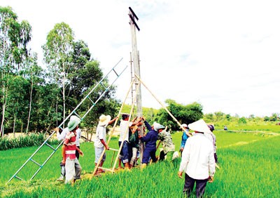 Local authorities and farmers set up makeshift pumping stations to direct water from rivers to rice fields (Photo: SGGP) Local authorities and farmers set up makeshift pumping stations to direct water from rivers to rice fields (Photo: SGGP)
