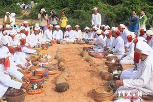 Cham people gather to perform rituals during the Ramuwan festival (Photo: VNA) Cham people gather to perform rituals during the Ramuwan festival (Photo: VNA)