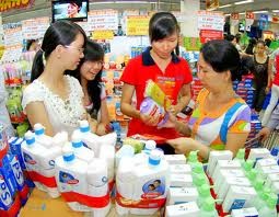 Customers visit Vietnamese booths at the fair (Photo: SGGP) Customers visit Vietnamese booths at the fair (Photo: SGGP)