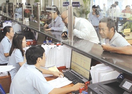 Customs officers operate the Vietnam Automated Cargo And Port Consolidated System at the Sai Gon Port in HCM City. — VNA/VNS Photo Hoang Hai Customs officers operate the Vietnam Automated Cargo And Port Consolidated System at the Sai Gon Port in HCM City. — VNA/VNS Photo Hoang Hai