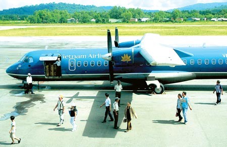 A Vietnam Airlines aircraft landing (Photo: SGGP) A Vietnam Airlines aircraft landing (Photo: SGGP)