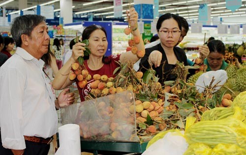 Customers choose litchi in Co.opmart Binh Trieu, Thu Duc District, HCMC (Photo: SGGP) Customers choose litchi in Co.opmart Binh Trieu, Thu Duc District, HCMC (Photo: SGGP)