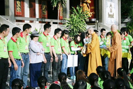Volunteers attend a departure ceremony of ‘the 2014 Give Strength in Exam Season’ program at Vinh Nghiem Pagoda (Photo:SGGP) 520 students take part in ‘the 2014 Give Strength in Exam Season’ program (Photo:SGGP) Volunteers attend a departure ceremony of ‘the 2014 Give Strength in Exam Season’ program at Vinh Nghiem Pagoda (Photo:SGGP) 520 students take part in ‘the 2014 Give Strength in Exam Season’ program (Photo:SGGP)