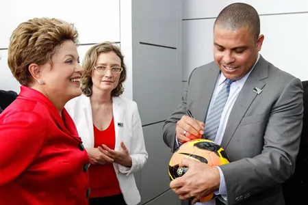 Ronaldo (phải) từng ký lên quả bóng tặng Tổng thống Dilma Rousseff. Ronaldo (phải) từng ký lên quả bóng tặng Tổng thống Dilma Rousseff.