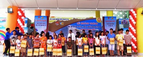 Tặng quà cho trẻ có hoàn cảnh khó khăn Tặng quà cho trẻ có hoàn cảnh khó khăn