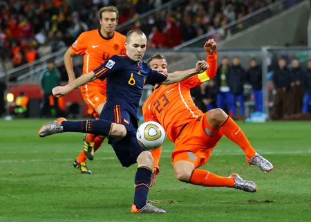 Andres Iniesta (trái, Tây Ban Nha) ghi bàn quyết định trong chiến thắng Hà Lan ở chung kết World Cup 2010. Andres Iniesta (trái, Tây Ban Nha) ghi bàn quyết định trong chiến thắng Hà Lan ở chung kết World Cup 2010.