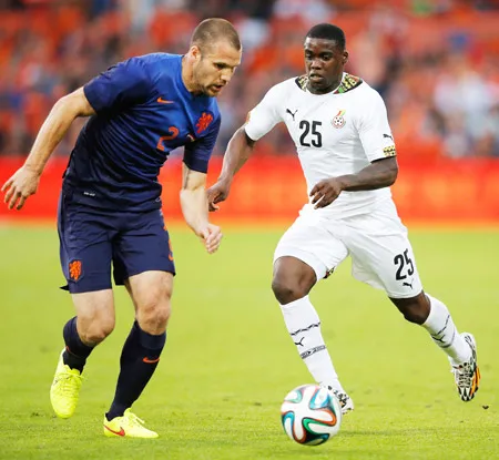 Ron Vlaar (trái, Hà Lan) cắt pha tấn công của hậu vệ Ghana. Ron Vlaar (trái, Hà Lan) cắt pha tấn công của hậu vệ Ghana.