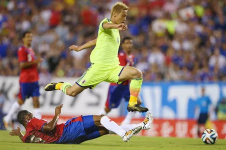 Tiền vệ Keisuke Honda (trên, Nhật) tránh cú tắc của hậu vệ Costa Rica. Tiền vệ Keisuke Honda (trên, Nhật) tránh cú tắc của hậu vệ Costa Rica.