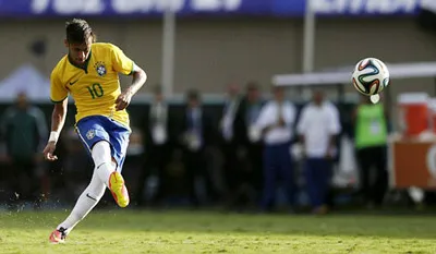 Neymar mở tỷ số cho Brazil từ cú sút phạt điệu nghệ.