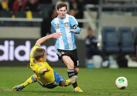 Lionel Messi đi bóng trong trận gặp Thụy Điển. Lionel Messi đi bóng trong trận gặp Thụy Điển.
