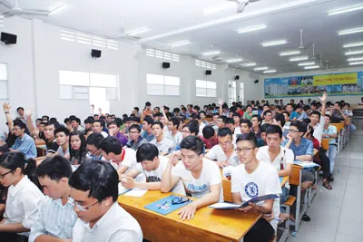 Sinh viên sôi nổi phát biểu trong phần thảo luận Sinh viên sôi nổi phát biểu trong phần thảo luận