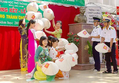 Thầy trò Trường THPT Lý Tự Trọng chung lòng hướng về biển đảo: Dòng thư xao động lòng người