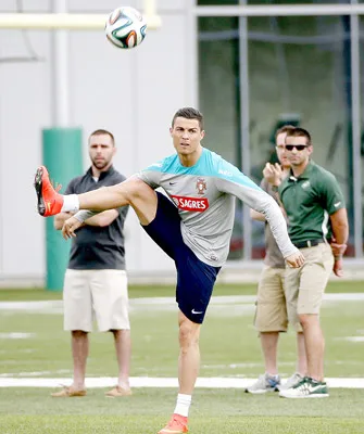Cristiano Ronaldo chỉ tập nhẹ với đội tuyển Bồ Đào Nha. Cristiano Ronaldo chỉ tập nhẹ với đội tuyển Bồ Đào Nha.