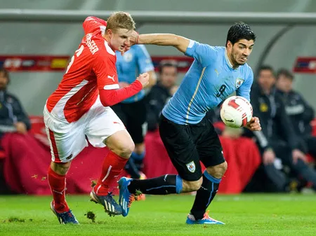 Phong độ của Luis Suarez (phải) sẽ ảnh hưởng không nhỏ đến thành tích của đội tuyển Uruguay tại World Cup 2014. Phong độ của Luis Suarez (phải) sẽ ảnh hưởng không nhỏ đến thành tích của đội tuyển Uruguay tại World Cup 2014.