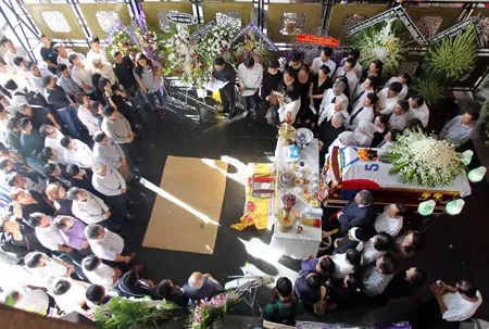 Đông đảo người đến tiễn biệt HLV Tam Lang.