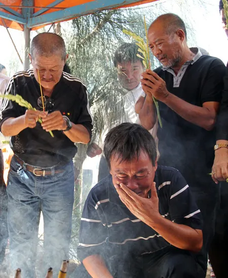 Cựu cầu thủ Hồ Văn Lợi khóc tiễn đưa thầy.