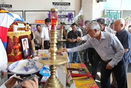 Chủ tịch LĐBĐ Việt Nam, Lê Hùng Dũng thắp nén nhang tiễn biệt biểu tượng của bóng đá Sài Gòn. Ảnh: Dũng Phương