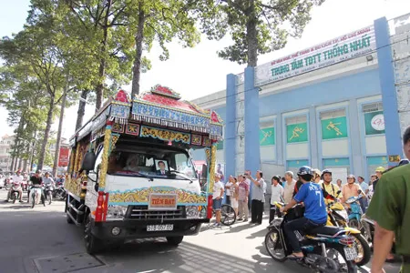 HLV Tam Lang chào tiễn biệt sân Thống Nhất.