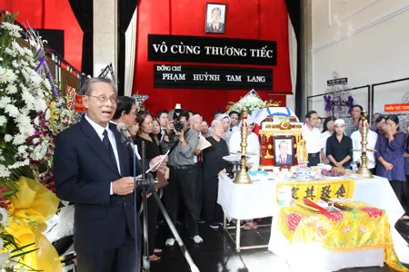 Ông Phạm Huỳnh Long Nhi từ phương xa về tiễn biệt người em tài hoa. Ảnh: Nhật Anh