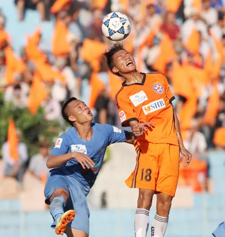 Trận thua của Thanh Hóa (trái) trước SHB Đà Nẵng khiến họ thất thế trong cuộc đua vô địch. Ảnh: Hải Nam