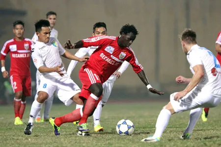 B.Bình Dương (giữa) tự tin sẽ vượt qua 3 trận “chung kết” để lên ngôi. Ảnh: Quang Minh