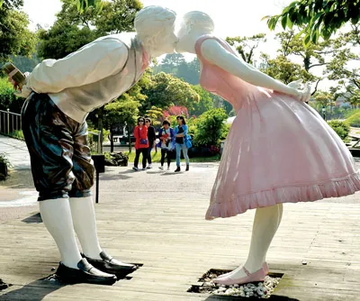 Công viên Tình yêu (Love Land), điểm tham quan về tình dục học, nhằm giáo dục giới tính đối với người trên 18 tuổi, một công viên đặc biệt ở Hàn Quốc được xây dựng trong bối cảnh tỷ lệ sinh giảm mạnh, nhiều bạn trẻ ít màng chuyện hôn nhân. Công viên Tình yêu (Love Land), điểm tham quan về tình dục học, nhằm giáo dục giới tính đối với người trên 18 tuổi, một công viên đặc biệt ở Hàn Quốc được xây dựng trong bối cảnh tỷ lệ sinh giảm mạnh, nhiều bạn trẻ ít màng chuyện hôn nhân.