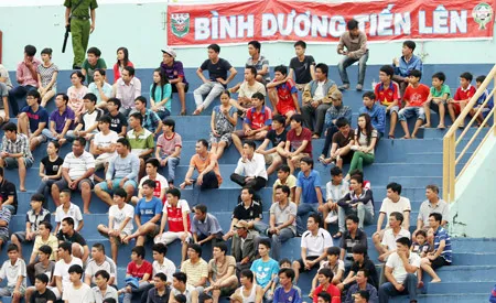 Trận tứ kết Cúp Quốc gia giữa B.Bình Dương và SHB Đà Nẵng diễn ra khá vắng vẻ. Ảnh: Dũng Phương