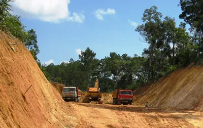 Kon Tum: Thi công QL 24 ì ạch vì dân xây nhà, trồng chuối…