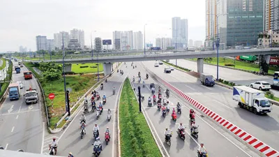 Xa lộ Hà Nội, một trong 3 tuyến đường vừa có thiết kế đô thị. Ảnh: CAO THĂNG Xa lộ Hà Nội, một trong 3 tuyến đường vừa có thiết kế đô thị. Ảnh: CAO THĂNG