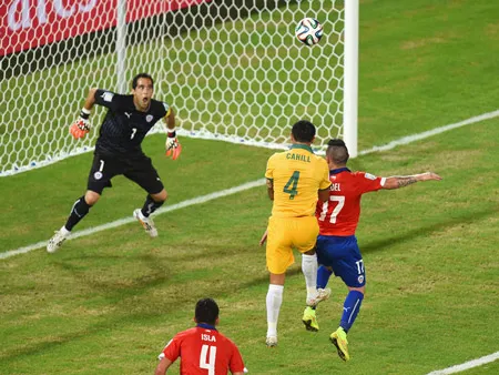 Tim Cahill (số 4) đánh đầu rút ngắn tỷ số xuống 2 - 1 cho Australia. Tim Cahill (số 4) đánh đầu rút ngắn tỷ số xuống 2 - 1 cho Australia.