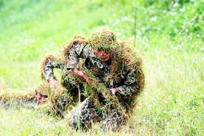 Một ảnh trong Nhọc nhằn lính đặc công của Nguyên Khôi. Một ảnh trong Nhọc nhằn lính đặc công của Nguyên Khôi.