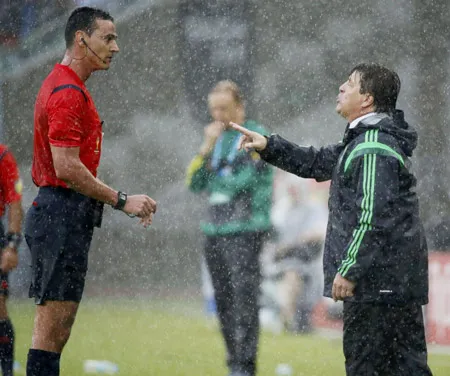 HLV Miguel Herrera phản ứng trọng tài Wilmar Roldan. HLV Miguel Herrera phản ứng trọng tài Wilmar Roldan.