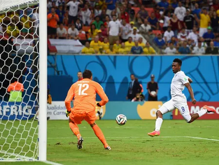 Tiền đạo Sturridge đệm lòng tung lưới thủ môn Sirigu, quân bình tỷ số 1 - 1 cho tuyển Anh. Tiền đạo Sturridge đệm lòng tung lưới thủ môn Sirigu, quân bình tỷ số 1 - 1 cho tuyển Anh.
