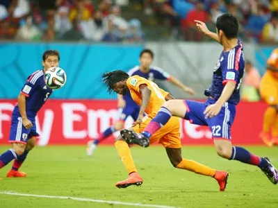 Tiền đạo Gervinho lao người đánh đầu ghi bàn ấn định chiến thắng cho Bờ Biển Ngà. Tiền đạo Gervinho lao người đánh đầu ghi bàn ấn định chiến thắng cho Bờ Biển Ngà.