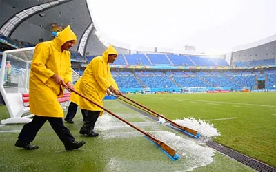 Các đội bóng châu Âu “khốn khổ” với những trận mưa to như thế này ở World Cup. Các đội bóng châu Âu “khốn khổ” với những trận mưa to như thế này ở World Cup.