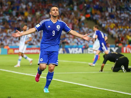 Tiền đạo Vedad Ibisevic sau khi ghi bàn cho Bosnia - Herzegovina. Tiền đạo Vedad Ibisevic sau khi ghi bàn cho Bosnia - Herzegovina.