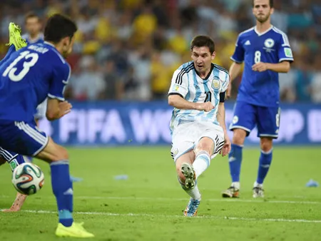 Lionel Messi tung cú sút ghi bàn đưa Argentina dẫn 2 - 0. Lionel Messi tung cú sút ghi bàn đưa Argentina dẫn 2 - 0.