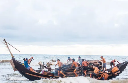Một ảnh trong Vượt sóng bám biển của Văn Thắng - Minh Anh
