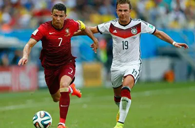 Ronaldo (trái, Bồ Đào Nha) cố thoát qua Mario Goetze (Đức) Ronaldo (trái, Bồ Đào Nha) cố thoát qua Mario Goetze (Đức)