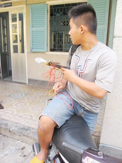 Bàn giao 4 đối tượng trộm chó cho Công an
