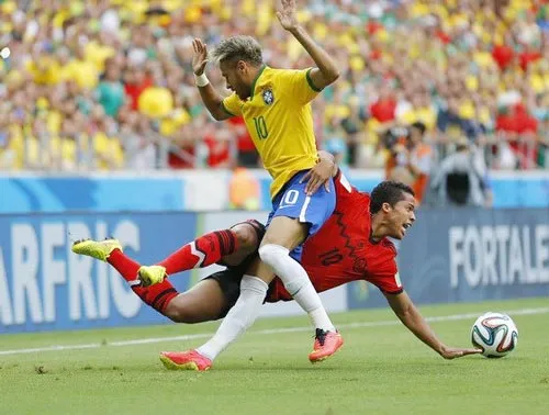 Pha tranh chấp giữa số 10 hai đội, Neymar của Brazil và Santos của Mexico Pha tranh chấp giữa số 10 hai đội, Neymar của Brazil và Santos của Mexico