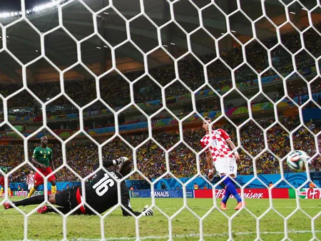 Tiền đạo Mandzukic (phải) trong pha ghi bàn vào lưới thủ môn Itandje của Cameroon. Tiền đạo Mandzukic (phải) trong pha ghi bàn vào lưới thủ môn Itandje của Cameroon.