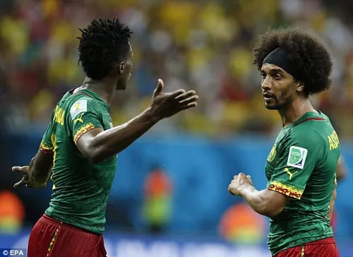 Moukandjo và Assou-Ekouto trong pha gây lộn cuối trận đấu