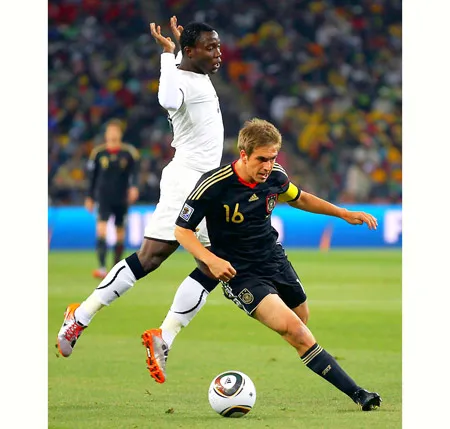 Philipp Lahm (Đức) đi bóng vượt qua cầu thủ Ghana tại World Cup 2010. Philipp Lahm (Đức) đi bóng vượt qua cầu thủ Ghana tại World Cup 2010.
