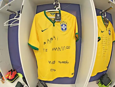 Cầu thủ Brazil treo áo có lời động viên của người thân ở phòng thay đồ. Cầu thủ Brazil treo áo có lời động viên của người thân ở phòng thay đồ.