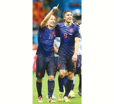 Robin van Persie (phải) và Arjen Robben là 2 ngôi sao gây chú ý nhất đến thời điểm này. Robin van Persie (phải) và Arjen Robben là 2 ngôi sao gây chú ý nhất đến thời điểm này.