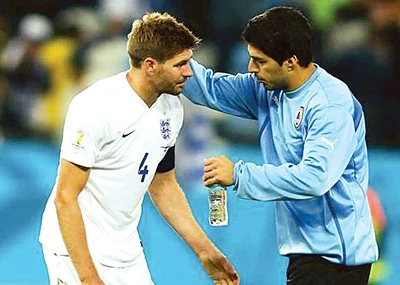 Nam Mỹ (Suarez, phải) tiếp nước cho châu Âu (Gerrard) sau trận Uruguay - Anh 2-1. Nam Mỹ (Suarez, phải) tiếp nước cho châu Âu (Gerrard) sau trận Uruguay - Anh 2-1.