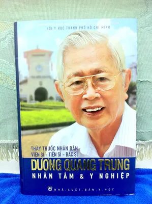 Ra mắt sách Thầy thuốc Nhân dân - Viện sĩ - Tiến sĩ - Bác sĩ Dương Quang Trung: Nhân tâm và y nghiệp