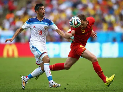 Trung vệ Jan Vertonghen (Bỉ) đánh đầu trước Alexander Samedov (Nga) Trung vệ Jan Vertonghen (Bỉ) đánh đầu trước Alexander Samedov (Nga)